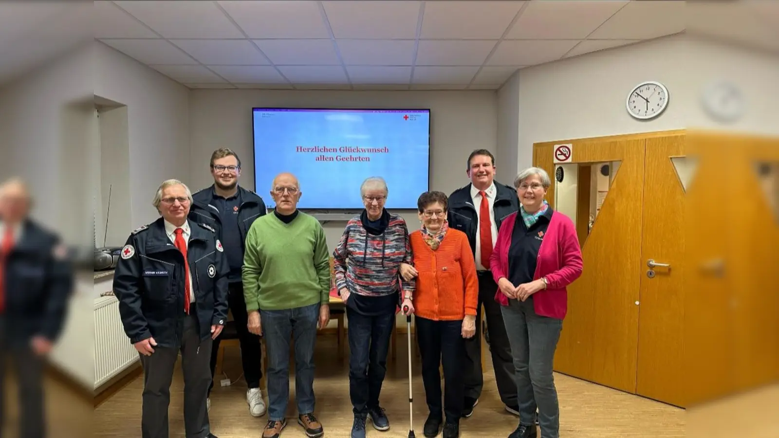 Mitgliederehrung (v.l.): Werner Wasmuth (2. Vorsitzender des Ortsvereins), Fabian Rehrmann (Rotkreuzleiter), Willi Ortmann (Jubilar 5 Jahre), Christa Stromberg (Jubilarin 25 Jahre), Monika Mantel (Jubilarin 15 Jahre), Martin Wrede (1. Vorsitzender) und Marietheres Engemann (Jubilarin 45 Jahre). (Foto: privat)