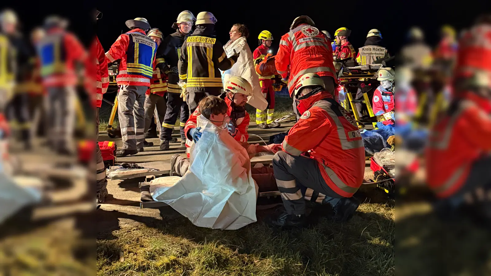 Rund 130 Einsatzkräfte des Rettungsdienstes des Kreises Höxter, der Feuerwehr und der Hilfsorganisationen nahmen an einer Übung auf der Kreisstraße 39 (Rheder Straße) zwischen Brakel-Erkeln und Brakel-Rheder teil. (Foto: Kreis Höxter)