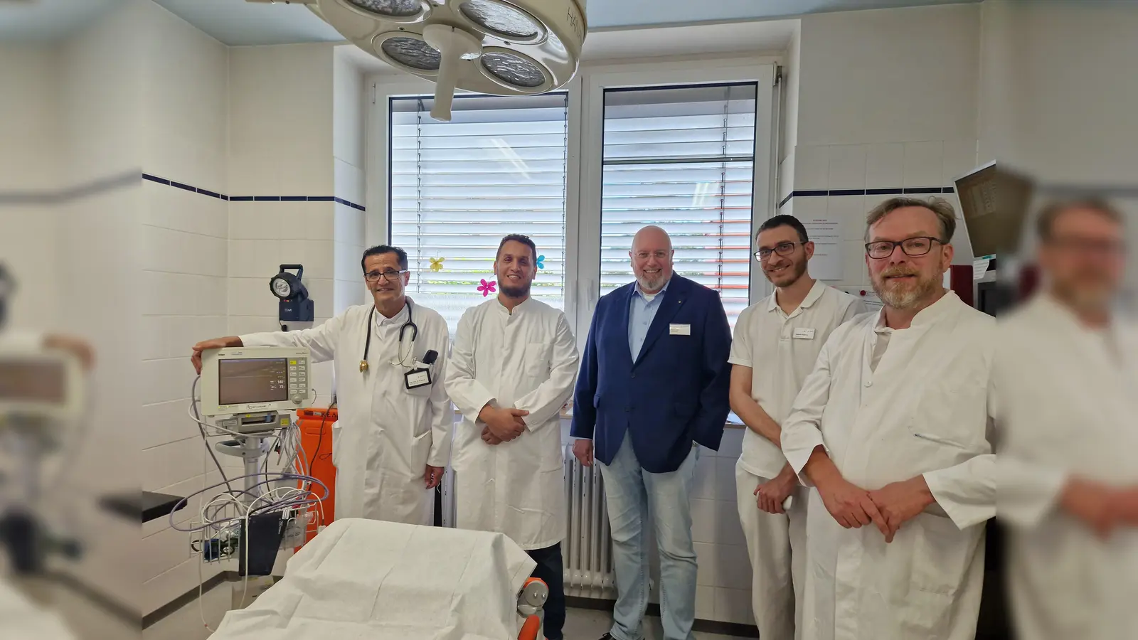 Neue und alte Gesichter an den Kreiskliniken in Wolfhagen (v.l.): Mohamad Al Batani (Chefarzt Anästhesie), Dr. Waleed Elhakimi (Oberarzt Anästhesie), Betriebsleiter Silvan Uick, Hesham Farghaly (Oberarzt Orthopädie und Unfallchirurgie), Michael Schacht (Chefarzt Orthopädie und Unfallchiru (Foto: Landkreis Kassel)