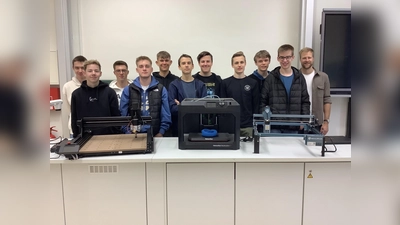 Die Schüler vom Projektkurs Technik am Gymnasium St. Xaver freuen sich zusammen mit ihrem Lehrer Benedikt Speer (rechts) über die gute Ausstattung u. a. in Form einer CNC-Fräse, eines 3D-Druckers und eines Lasergravierers. (Foto: privat)