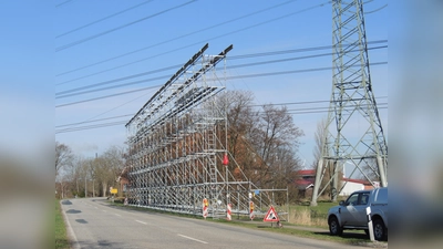 An einigen Straßen mit überörtlicher Bedeutung werden Schutzgerüste während des Seiltauschs aufgestellt, damit der Verkehr sicher fließen kann. (Foto: Firma TenneT)