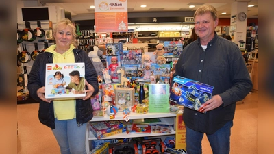 „Löwenmama” Susanne Saage und Geschäftsführer Dietmar Larusch präsentieren den Gabentisch im Spielwarengeschäft Larusch.  (Foto: Marc Otto)