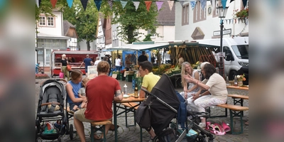 Bummel, Livemusik, Information und Shopping waren beim Feierabendmarkt in Beverungen ein tolles Konzept. (Foto: Barbara Siebrecht)