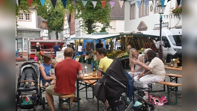 Bummel, Livemusik, Information und Shopping waren beim Feierabendmarkt in Beverungen ein tolles Konzept. (Foto: Barbara Siebrecht)