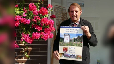 Detlef Schiweck vom Heimatverein Helmarshausen zeigt den neuen Heimatkalender. (Foto: privat)