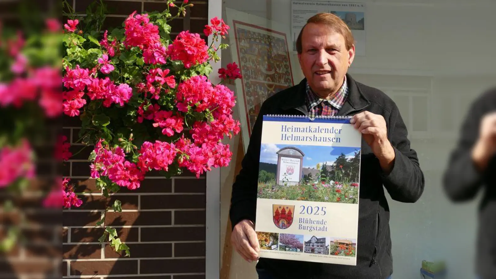 Detlef Schiweck vom Heimatverein Helmarshausen zeigt den neuen Heimatkalender. (Foto: privat)