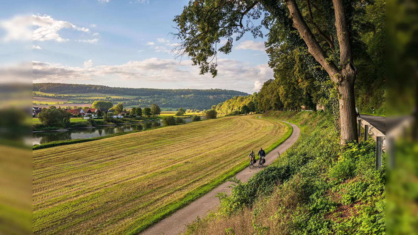 Radfahrer genießen ihre Radtour am beliebten Weser-Radweg im Weserbergland. (Foto: TMN/Markus Tiemann)