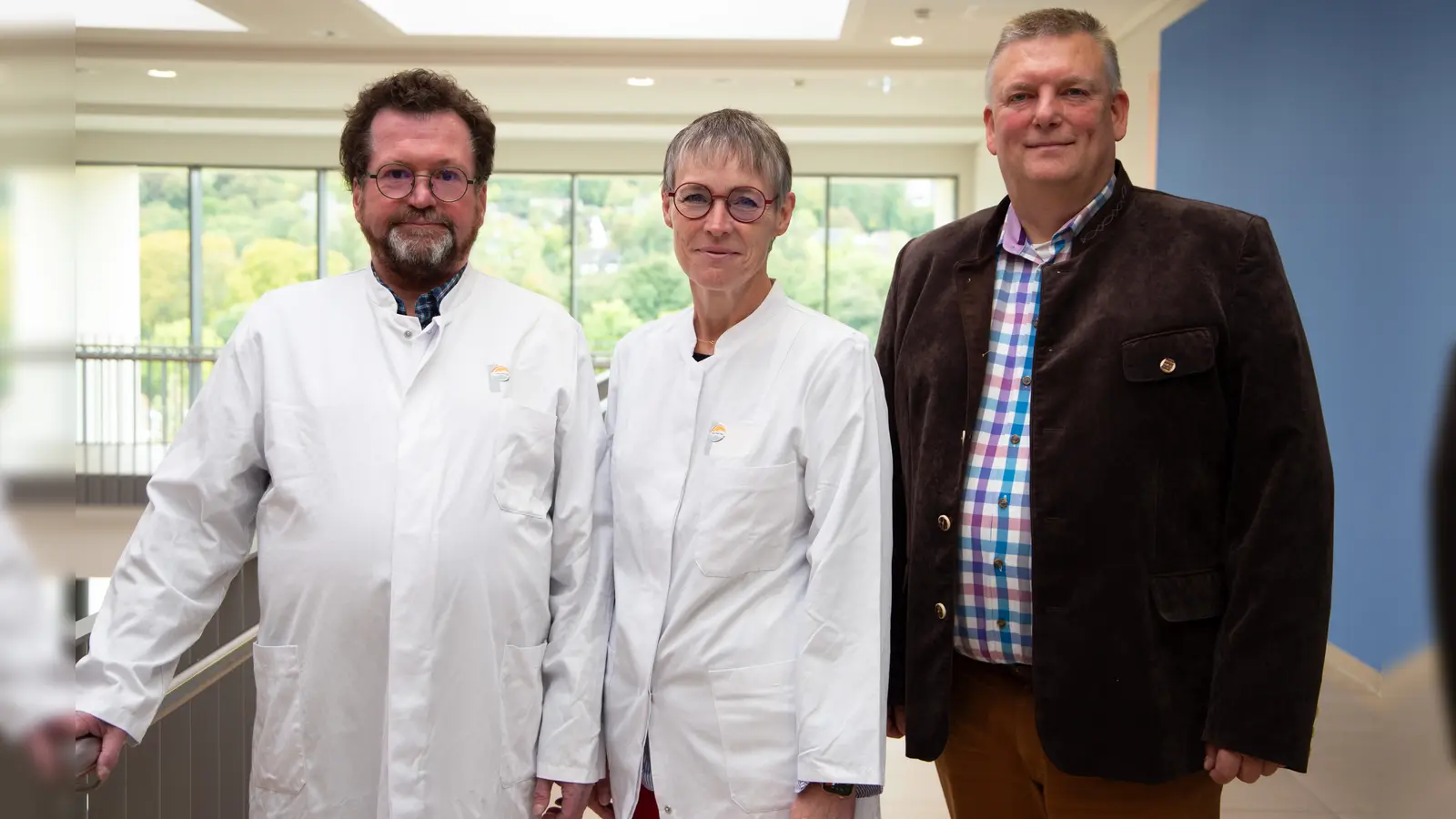 KHWE-Geschäftsführer Christian Jostes (rechts) begrüßt Dr. Henning Grastorf (neuer Chefarzt Geburtshilfe) und Dr. Christine Grastorf (neue Oberärztin Geburtshilfe). (Foto: KHWE)