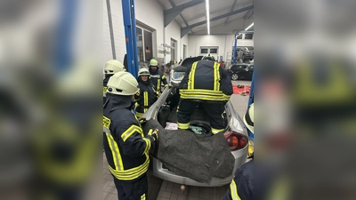 Der erste Zugang ist geschaffen. Durch die Heckklappe des Fahrzeugs kann ein Feuerwehrkamerad zur verunfallten Person vordringen um diese zu betreuen. (Foto: Feuerwehr Bev. J. Blume)