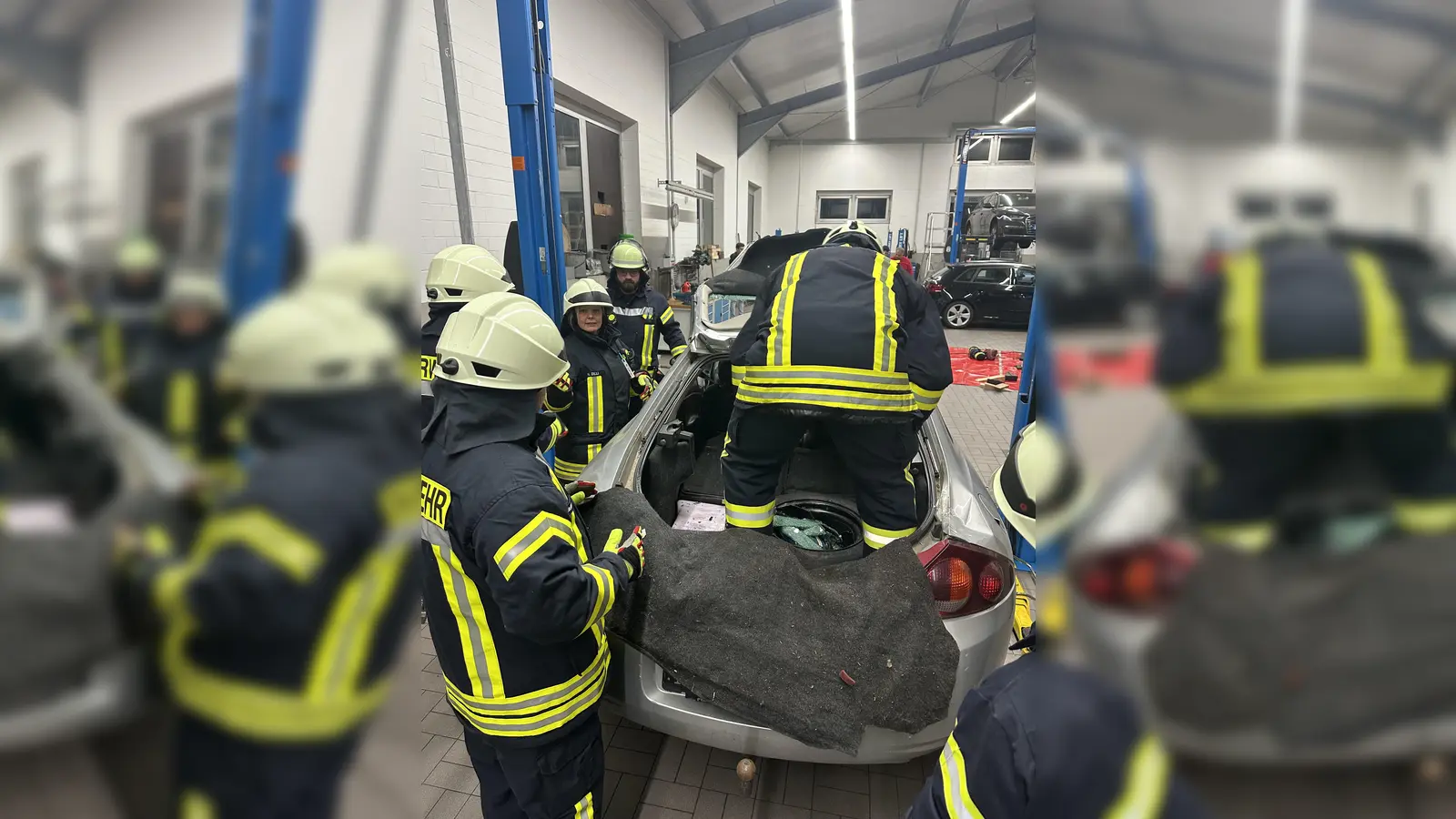 Der erste Zugang ist geschaffen. Durch die Heckklappe des Fahrzeugs kann ein Feuerwehrkamerad zur verunfallten Person vordringen um diese zu betreuen. (Foto: Feuerwehr Bev. J. Blume)