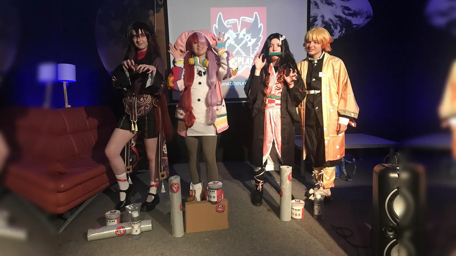 Die Siegerinnen des Cosplay-Wettbewerbs (v.l.): Platz 2 – Celine als Hu Tao, Platz 1 - Melanie als Uta und Platz 3 – Tamaki und Lunesser als Zenitsu und Nezuko. (Foto: Stadt Höxter)