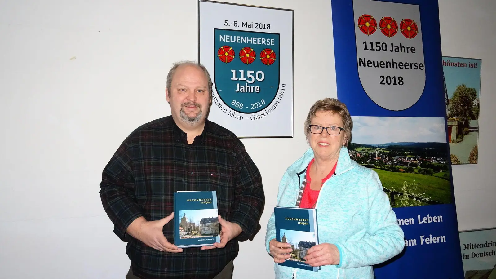 Christian Mertins und Monika Arens mit dem Heimatbuch 1150 Jahre Neuenheerse., (Foto: Foto: privat)