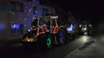 Da kommen die Weihnachtstrecker: Die Lichterfahrt zog durch eine bunte Lichterkette verschiedener Ortschaften. (Foto: Marc Otto)