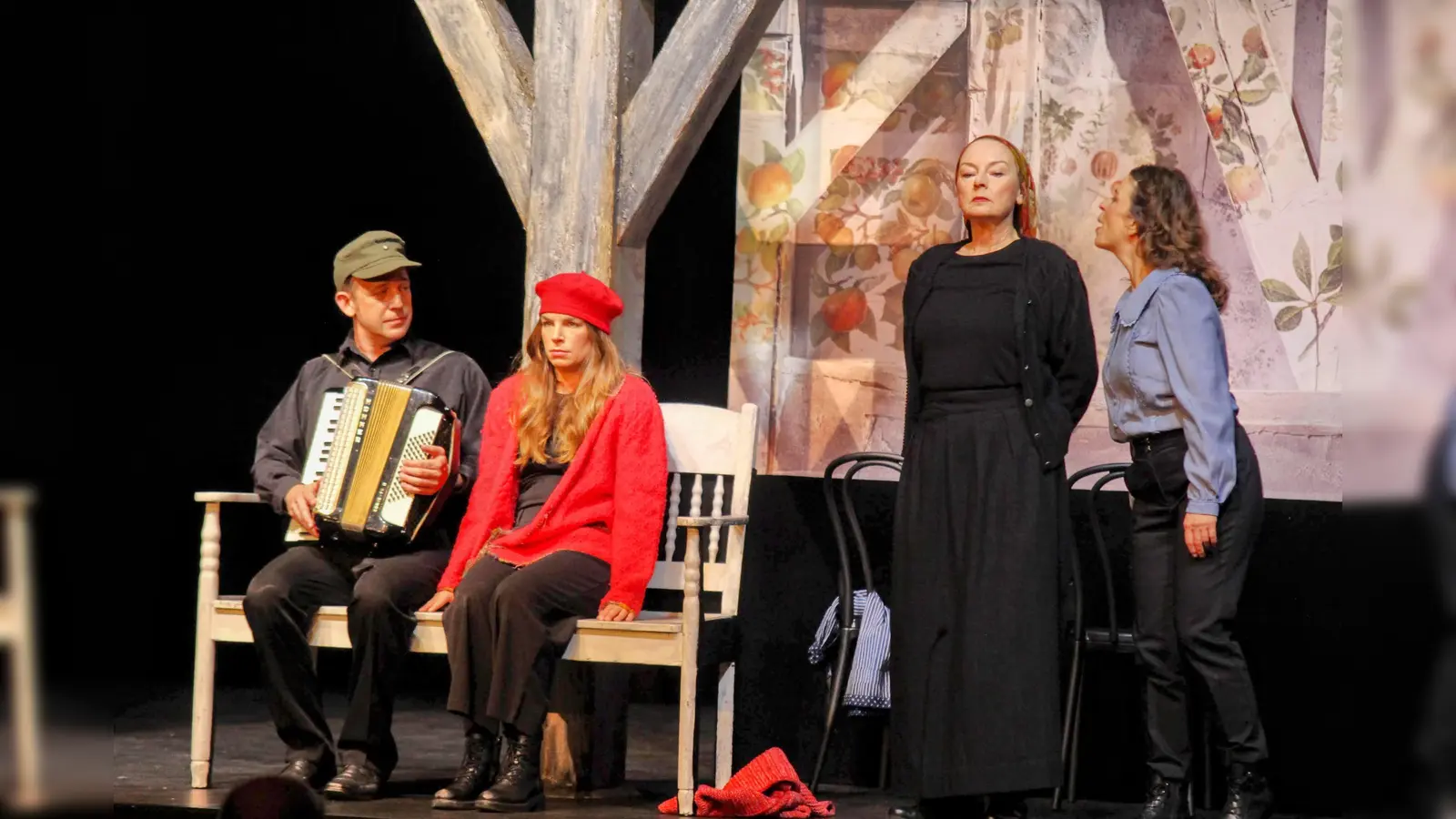 450 Zuschauer in Beverungen erleben das andere Ohnsorg-Theater. (Foto: Kulturgemeinschaft)