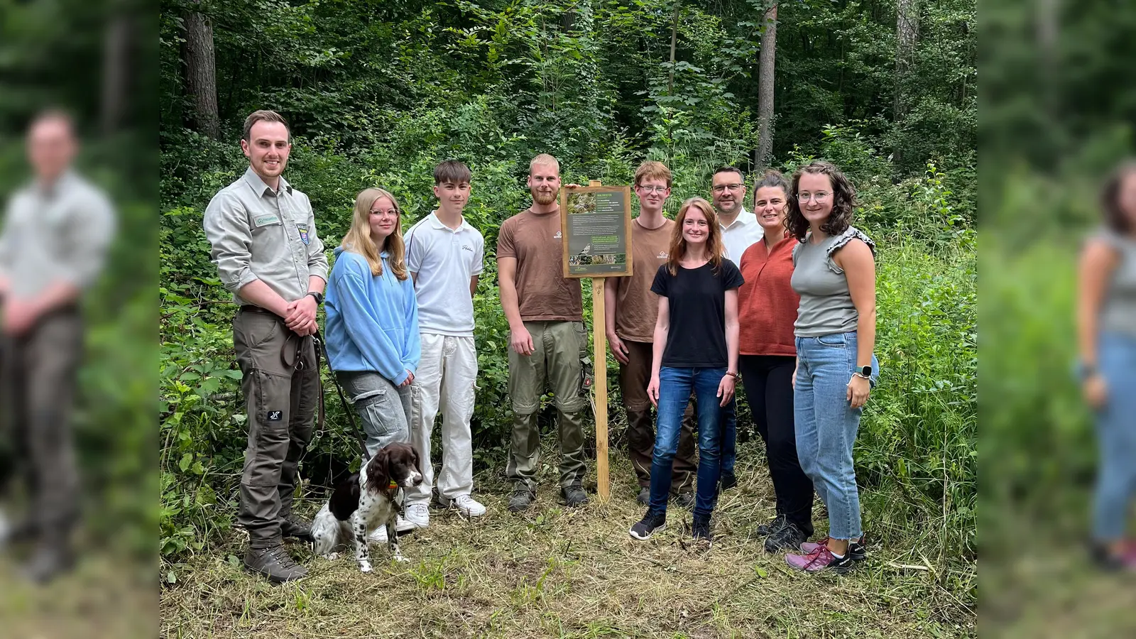 (v.l.) Gabriel Menke (Stadtwaldförster), Lee-Ann Schmidt, Jannik Müller (beide Schülerpraktikanten Naturpark Reinhardswald e.V.), Philipp Friedrich, Patrick Berndt (beide Outdoor-Team Naturpark Reinhardswald e.V.) Stefanie Wenzel (Verwaltung Naturpark Reinhardswald e.V.), Torben Busse (Bürgermeister Hofgeismar und zweiter Vorsitzender Naturpark Reinhardswald e.V.), Manuela Greipel (Geschäftsführung Naturpark Reinhardswald e.V.) und Lena Eckert (Tourismus Naturpark Reinhardswald e.V.).  (Foto: Naturpark Reinhardswald e.V)