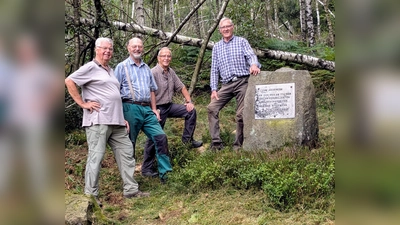 Die EGV Wanderfreunde Ulrich Obermeier, Richard Brockmann (Wanderwart), und Günter Dreher, rechts der Sohn des Verunglückten und Initiator Reiner Niggemann<br> (Foto: privat)