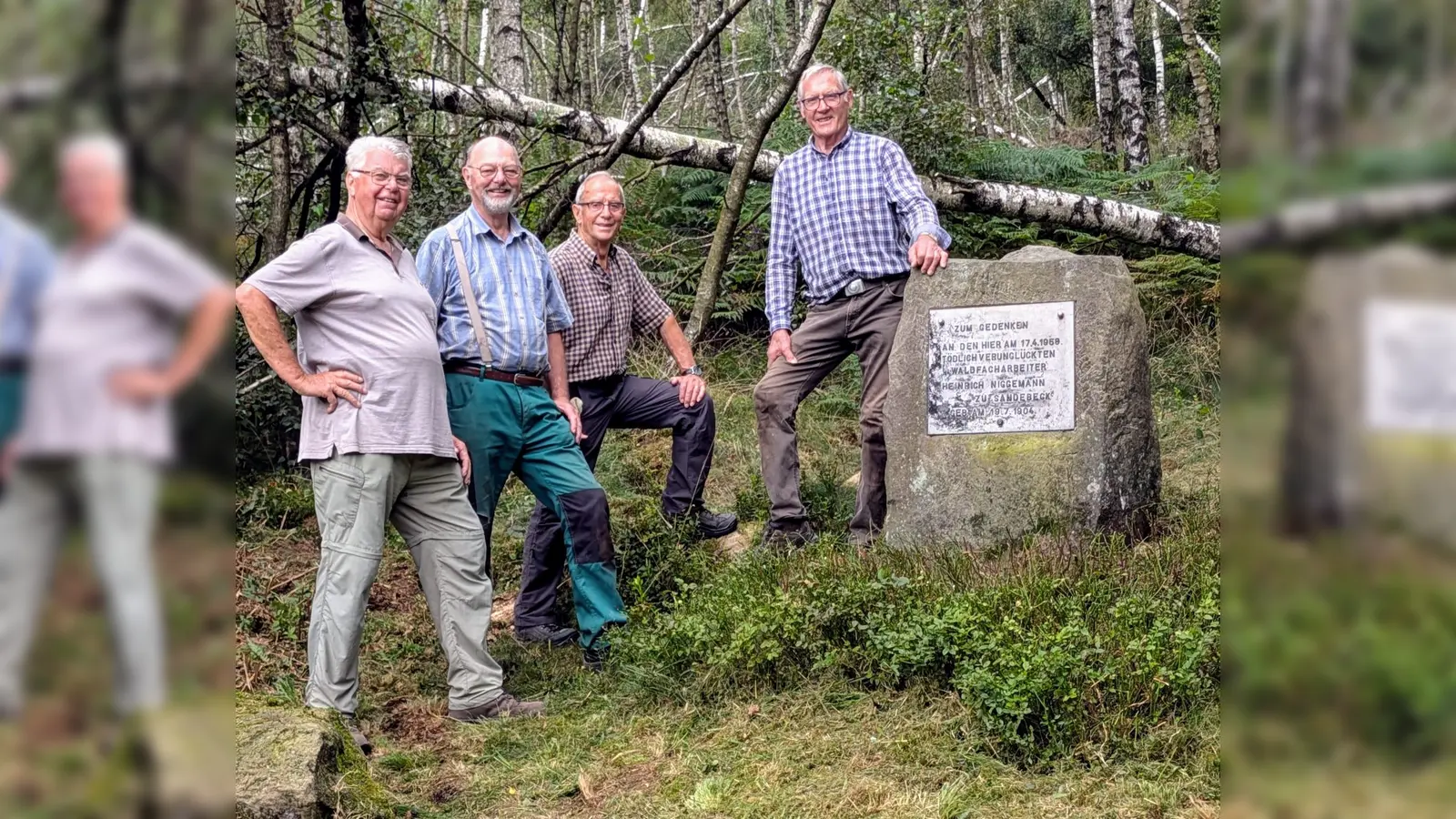 Die EGV Wanderfreunde Ulrich Obermeier, Richard Brockmann (Wanderwart), und Günter Dreher, rechts der Sohn des Verunglückten und Initiator Reiner Niggemann<br> (Foto: privat)