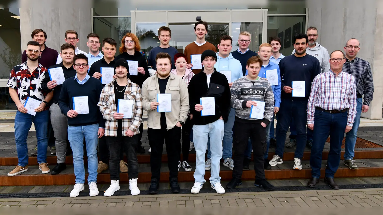 Das Foto zeigt die erfolgreichen Prüflinge sowie Mitglieder des Gesellenprüfungsaus-schusses, vordere Reihe rechts Obermeister Bernhard Schäfers. 2. Reihe von rechts stellv. Vorsitzende David Ferber, hintere Reihe rechts Prüfungsausschussvorsitzender Thomas Münster. Hintere Reihe links Berufsschullehrer Bernhard Disselhoff. (Foto: privat)