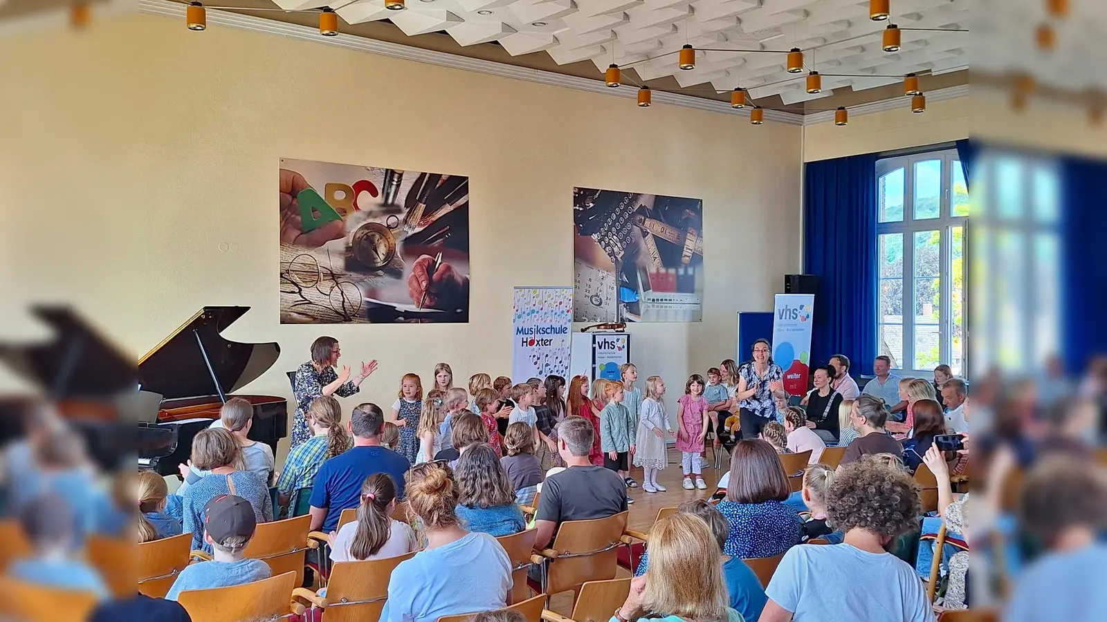 Musikalische Früherziehung mit Kristina Mengersen und Anina Dohrmann. (Foto: Musikschule/Stadt Höxter)