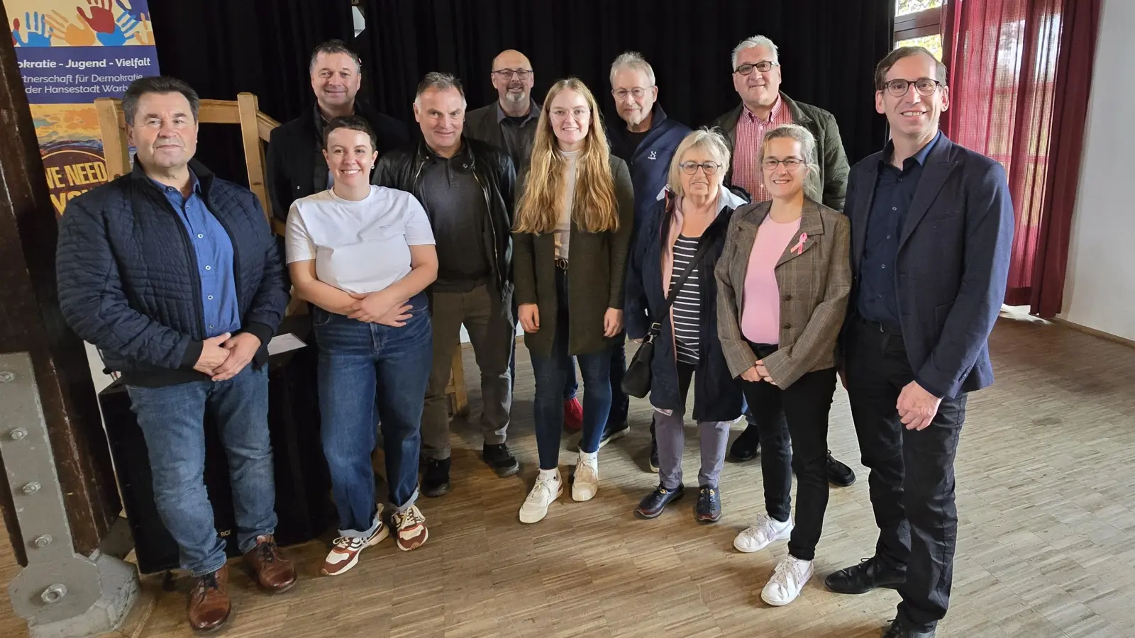  die Mitglieder aus dem Rat der Hansestadt Warburg gemeinsam mit den Projektverantwortlichen des Bundesprogramms „Demokratie leben!“ sowie Denise Abe von der Agenturgruppe für Demokratie SQUIRREL &amp; NUTS (2. Von links). (Foto: Hansestadt Warburg)