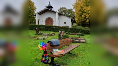 Begegnung auf dem Friedhof. (Foto: M. Bange)