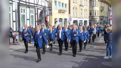 Am ersten Festsonntag im Rahmen der Warburger Oktoberwoche ziehen traditionell die Blaskapellen vom Altstädter Bahnhof durch die Alt- und Neustadt zum Festplatz.  (Foto: Julia Sürder)