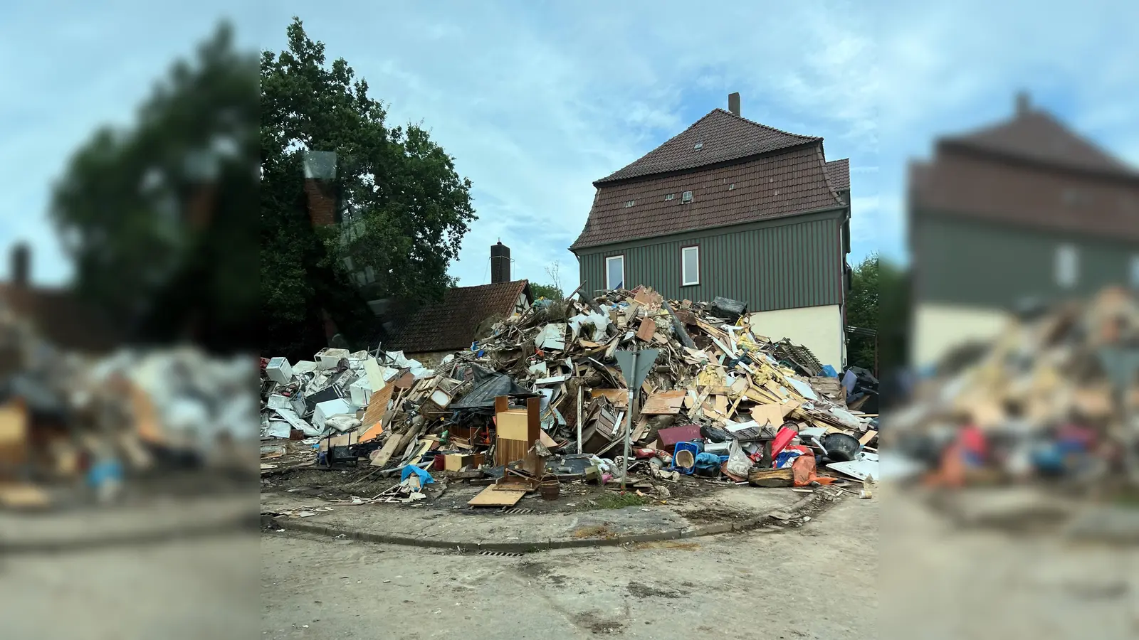 Eine der Folgen des schweren Unwetters: Unzählige Kubikmeter Unrat und Sperrmüll fallen an - wie hier in Trendelburg-Gottsbüren.  (Foto: Landkreis Kassel)