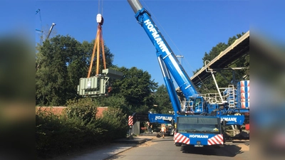 60 Tonnen am Haken: Der neue Trafo wird an seinen Platz gehievt. (Foto: Foto: Westfalen Weser)