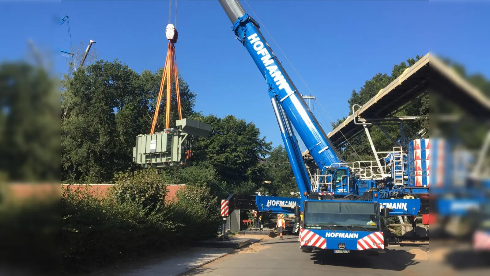 60 Tonnen am Haken: Der neue Trafo wird an seinen Platz gehievt. (Foto: Foto: Westfalen Weser)