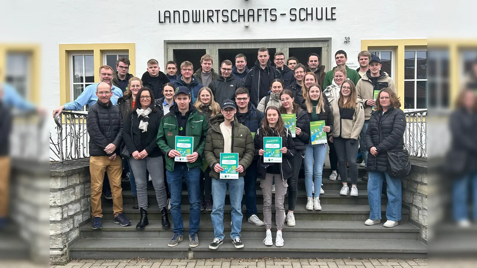 Am 8. Februar nahmen insgesamt 19 Auszubildende aus der Landwirtschaft aus den Kreisen Höxter, Paderborn, Gütersloh und Unna am Kreisentscheid des Berufswettbewerbs in Paderborn teil. Auf dem Foto sind sie gemeinsam mit Schulleitung, Prüferinnen und Prüfern und allen weiteren Beteiligten vor dem Gregor-Mendel-Berufskolleg zu sehen. (Foto: WLV/Froning)