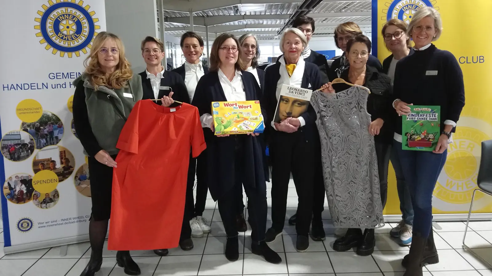 Die Damen des Inner Wheel Clubs Bad Driburg freuten sich sehr über die vielen Besucher bei ihrer Buch- und Spielebörse. (v.l.): Sonja Härtel, Petra Nolte, Florine Wendenburg, Natalie Schockemöhle, Melanie Humborg, IWC-Präsidentin Maria-Theresia Wehofsich, Petra Reckers, Jutta Nortmann, Manuela Sablotny, Dr. Heike Müller und Vizepräsidentin Ulrike Steinwart. (Foto: D.Dietrich)