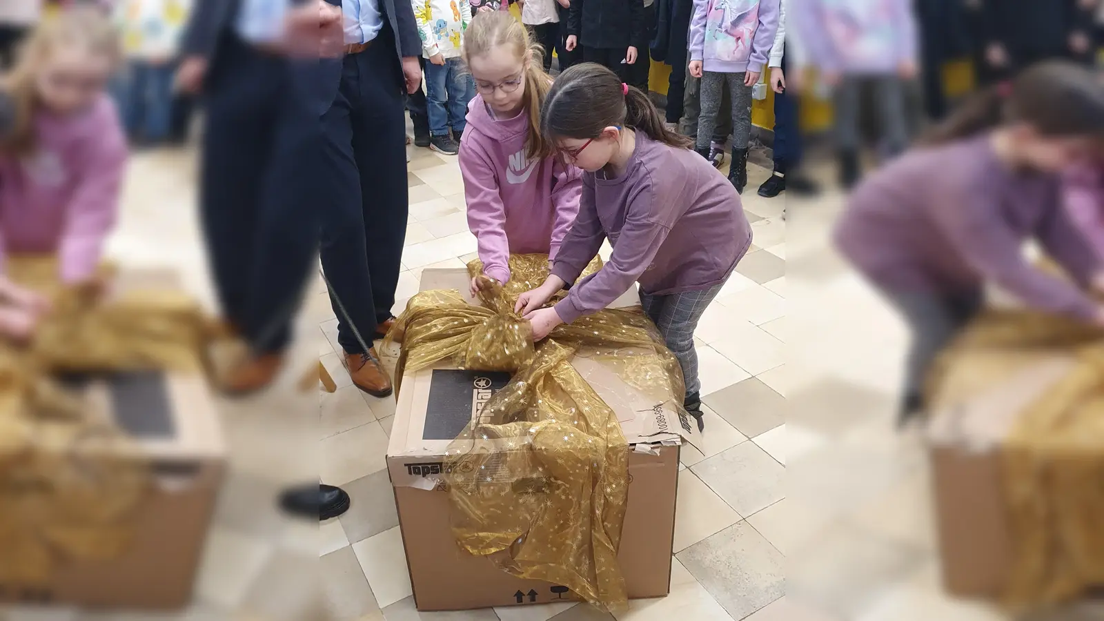 Schnell auspacken und staunen: Schulgemeinschaften nehmen Klimabildungsmaterial entgegen. (Foto: privat)