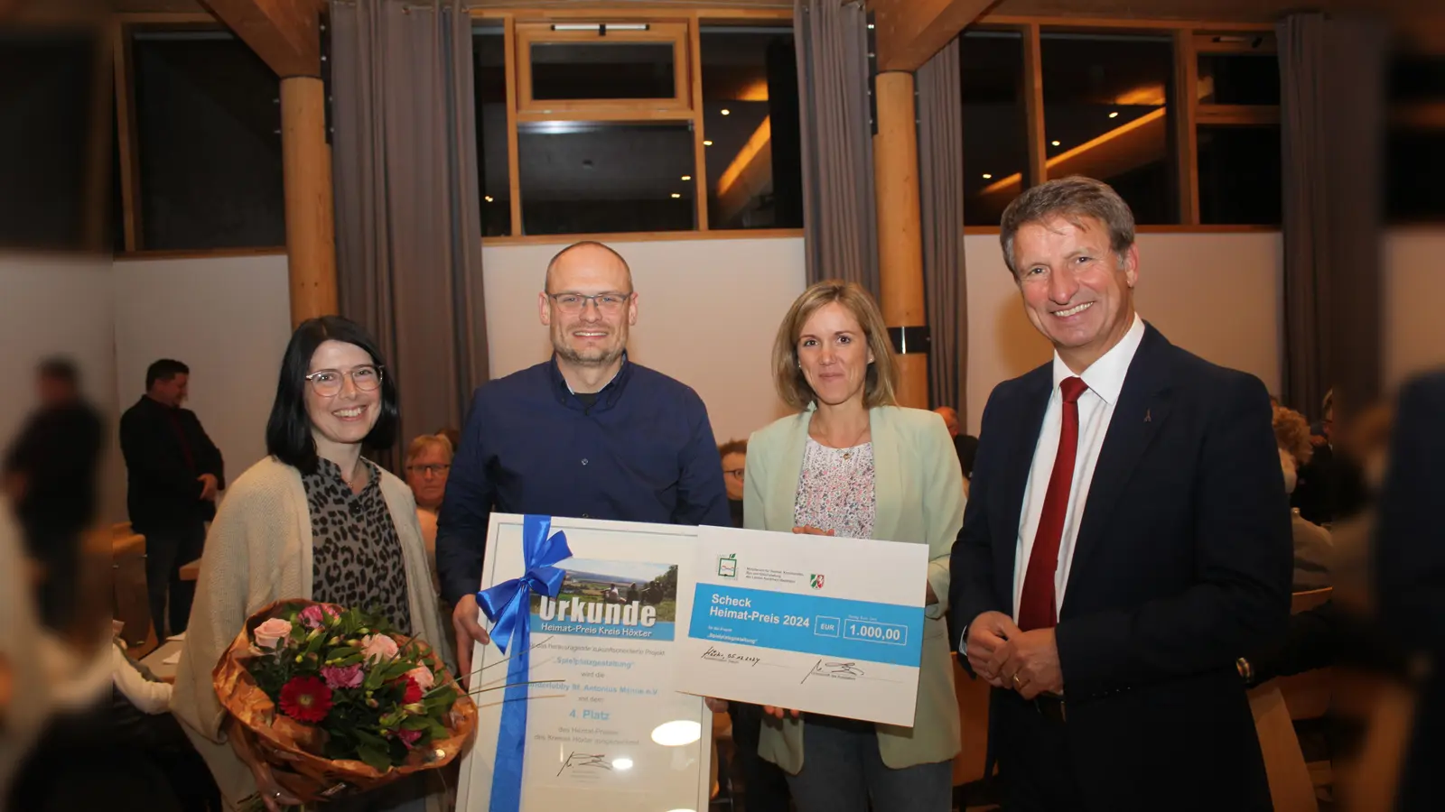 Große Freude bei der Kinderlobby Menne: Lena Floren-Schubert (von links), Stefan Gröschell und Vanessa Schütze erhielten Scheck und Urkunde von Landrat Michael Stickeln. (Foto: Kreis Höxter)