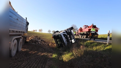 Der Lkw kippte nach einem Ausweichmanöver auf einen Acker.  (Foto: Polizei)