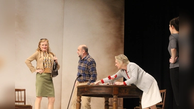 TV-Star Nina Petri (l.) mit Christoph Tomanek, Maria Hartmann und Helen Barke auf der Beverunger Bühne. (Foto: Barbara Siebrecht)