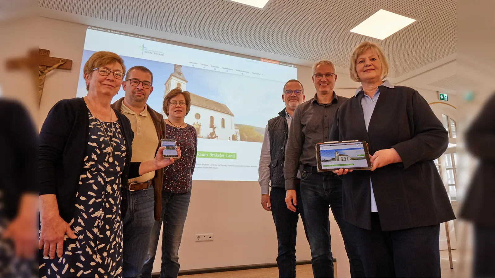 Das Webteam des Pastoralen Raumes Brakeler Land stellt die neue Homepage vor (v.l.): Rita Mertens, Lars Albrecht, Vera Albrecht, Thomas Oesselke, Christof Lücking und Karin Stieneke. (Foto: Pastoraler Raum Brakeler Land)