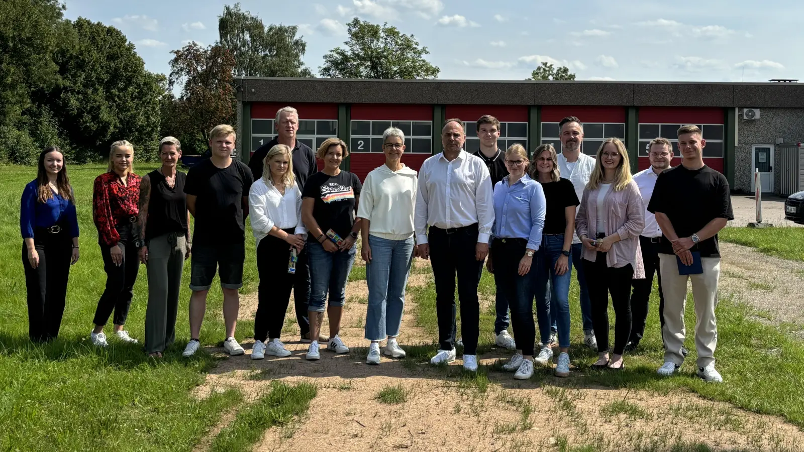 V.l.: Marie Steingräber (Ausbildungssachbearbeitung), Cara Brümmer (JAV), Martina Kohlmeyer (Personalrat), Nico Melching, Sven Melching, Marie-Christin Vogelsang, Marion Ruttkowsky, Claudia Bonefeld (Ausbildungsleitung), Landrat Michael Schünemann, Leon Ritter, Lena-Alicia Thunert, Philine Schwiete, Martin Skatulla (Gesamtpersonalrat), Lisa Stapel, Dion Gundlach (JAV), Marvin Sondhof. (Foto: Landkreis Holzminden)