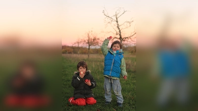 Für Kinder stellen Streuobstwiesen einen ausgezeichneten Lern- und Erlebnisort dar. Um dies zu vermitteln, bietet das Bildungshaus Modexen einen Fortbildungskurs an. (Foto: Jennifer Adam)