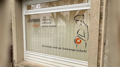 Bürgerstiftung Warburg unterstützt donum vitae mit neuer Fensterbeschriftung. (Foto: privat)