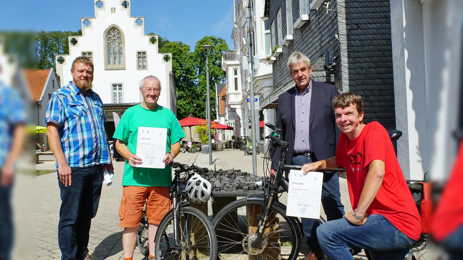 Stadtradeln 2024 in Brakel (v.l.): Klimaschutzmanager Thomas Greger, Adalbert Grüner (Non-Stop-Ultra), Bürgermeister Hermann Temme und Martin Lausberg. (Foto: Stadt Brakel)