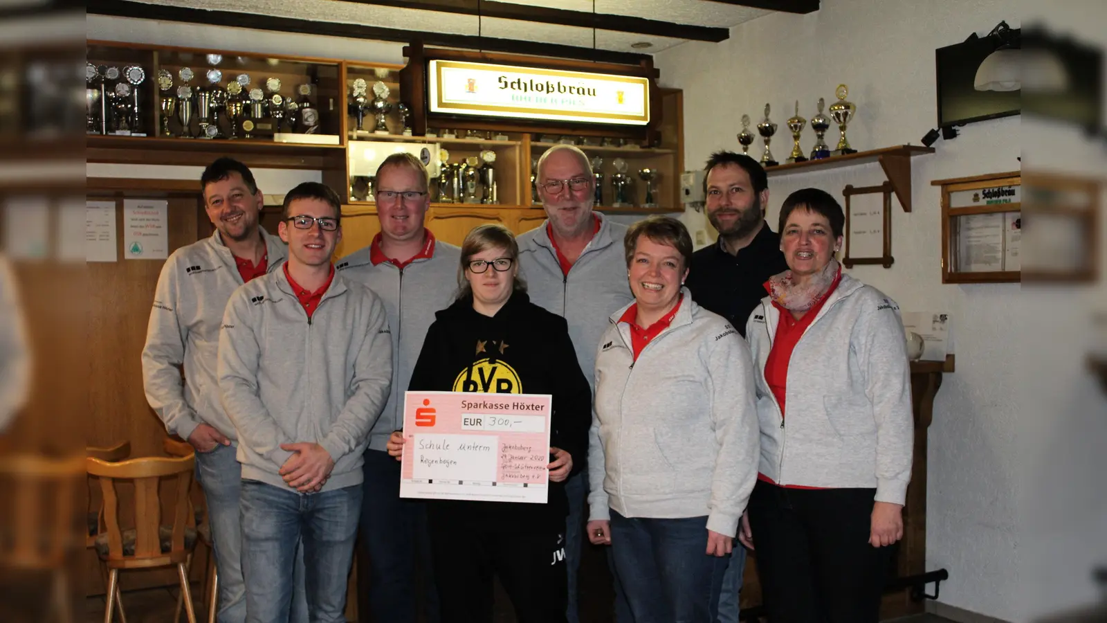 Vorstandsmitglieder des SSV Jakobsberg und Vertreter der Schule unterm Regenbogen: (v.l.) Matthias Timmermann, Jonas Baudis, Daniel Hartmann, Jaqueline Wiehe, Josef Hartmann, Alexandra Kröger, Reiner Conze und Gerda Besse. (Foto: Foto: SSV Jakobsberg)