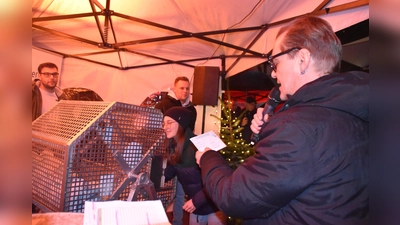 Spannung im Dauerregen, die Verlosung der Gewinner auf dem Kellerplatz. (Foto: Barbara Siebrecht)