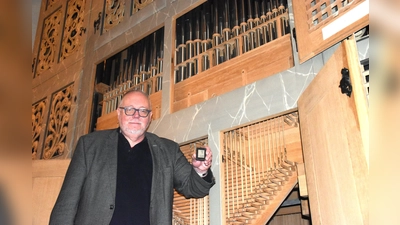 Pfarrer Uwe Neumann zeigt eines der Messgeräte und bittet um Hilfe bei der Sanierung der Orgel.  (Foto: Barbara Siebrecht)