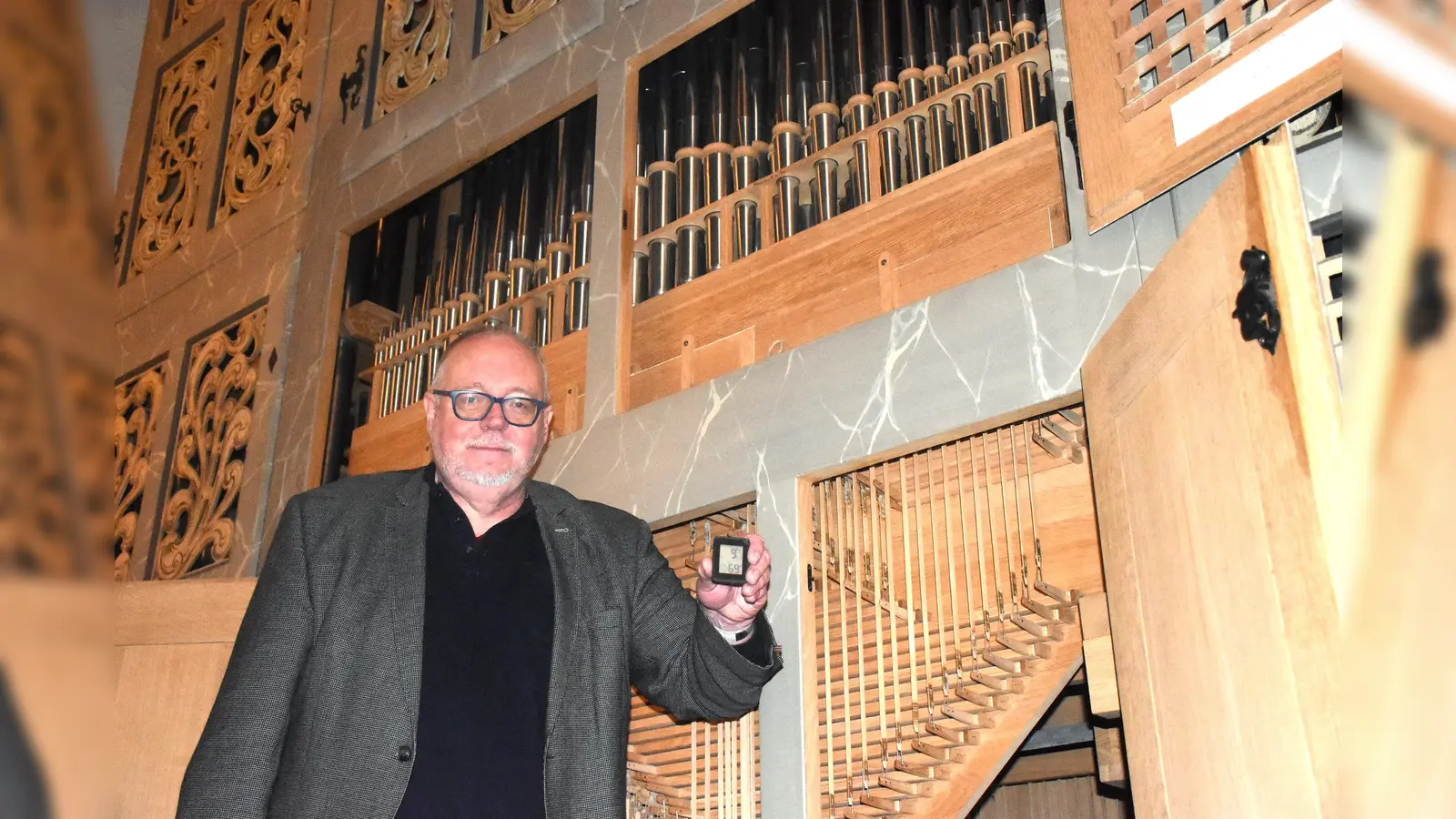 Pfarrer Uwe Neumann zeigt eines der Messgeräte und bittet um Hilfe bei der Sanierung der Orgel.  (Foto: Barbara Siebrecht)