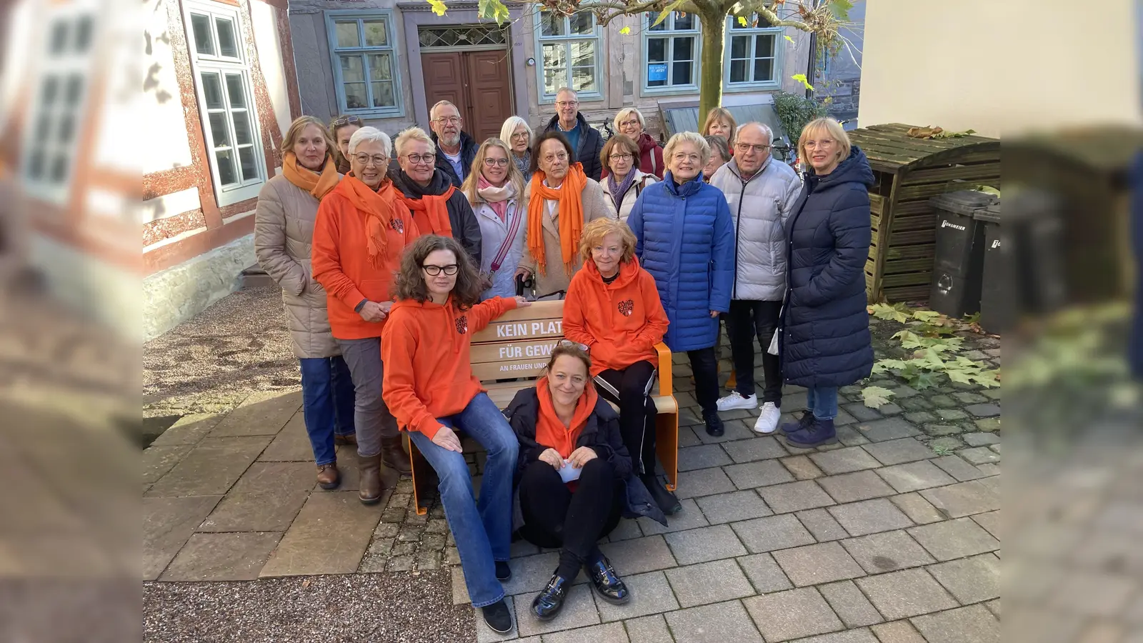 Übergabe der orangenen Bank ans Forum Anja Niedringhaus. (Foto: privat)