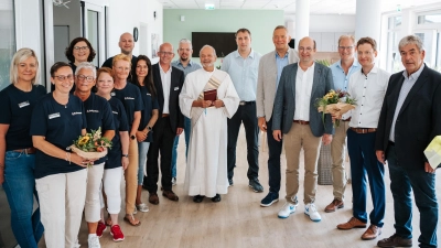 Das Team und zahlreiche Ehrengäste feiern die Eröffnung. (Foto: privat)