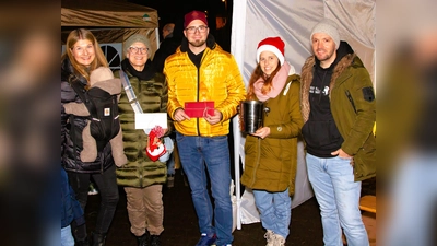 V.l.: Nina Weber, zwei Tombola Gewinner, Daniela Rückschloss und Robert Weber. (Foto: privat)