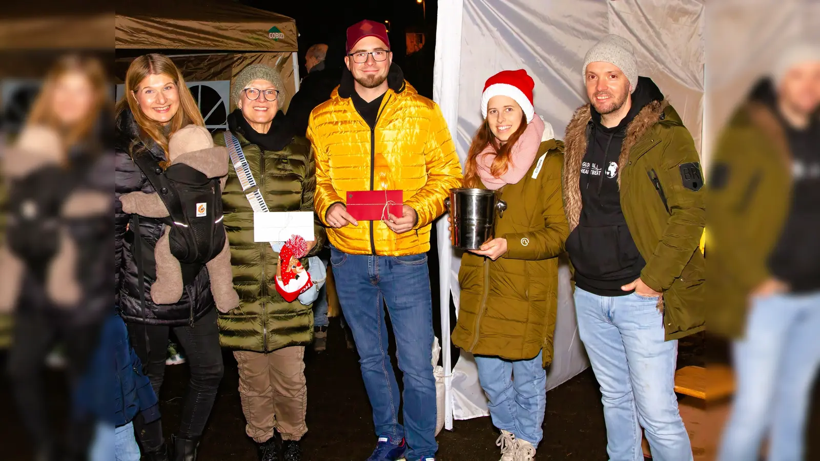 V.l.: Nina Weber, zwei Tombola Gewinner, Daniela Rückschloss und Robert Weber. (Foto: privat)