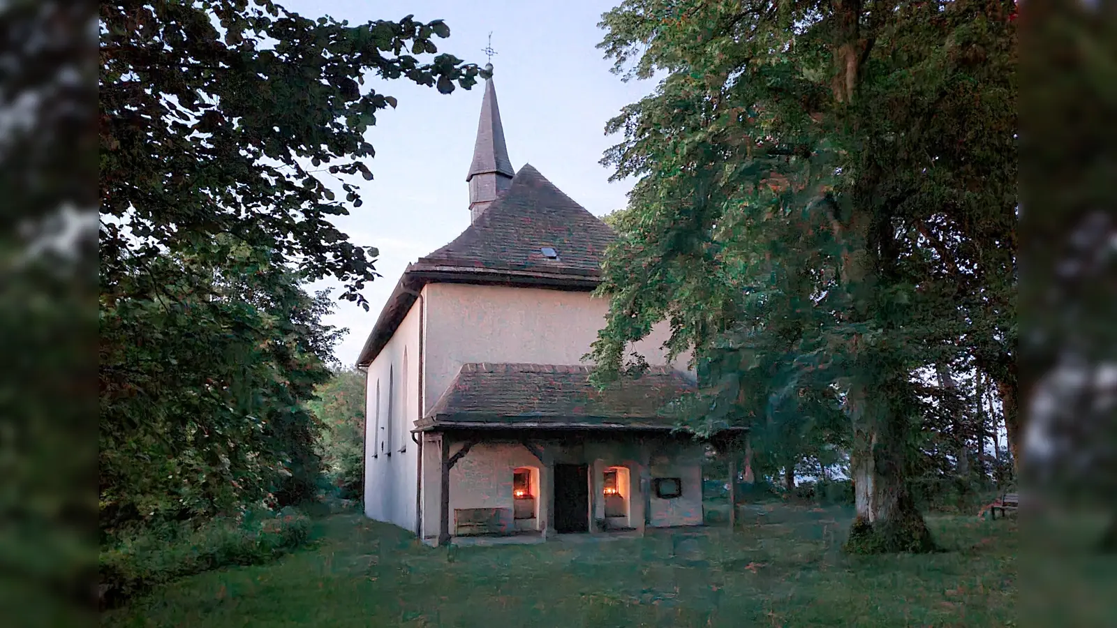 Die Heiligenbergkapelle an einem Sommerabend: Dieser besondere Glaubensort inmitten der Natur lädt die Menschen zum Innehalten ein und zieht zu den Pfingstfeierlichkeiten immer hunderte Gläubige an.  (Foto: Kirchengemeinde Corvey)