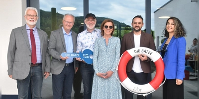 Uwe Rafflenbeul (Dezernatsleiter Regierungspräsidium), Bürgermeister Hubertus Grimm, Uwe Lippenmeyer (Bauabteilung Beverungen) sowie Christina Seiters, Dimitri Getke und Maedeh Navabi (Planungsbüro pbr Osnabrück) bei der symbolischen Schlüsselübergabe.  (Foto: Barbara Siebrecht)